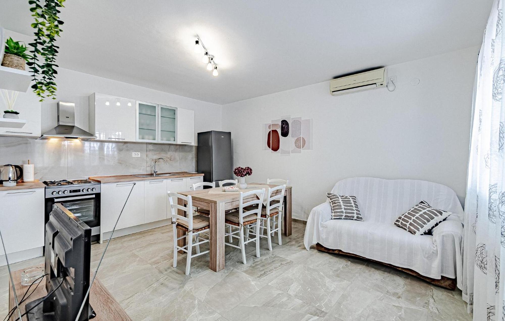 Stunning Home In Crnja Luka With Wifi Prigradica Exterior photo